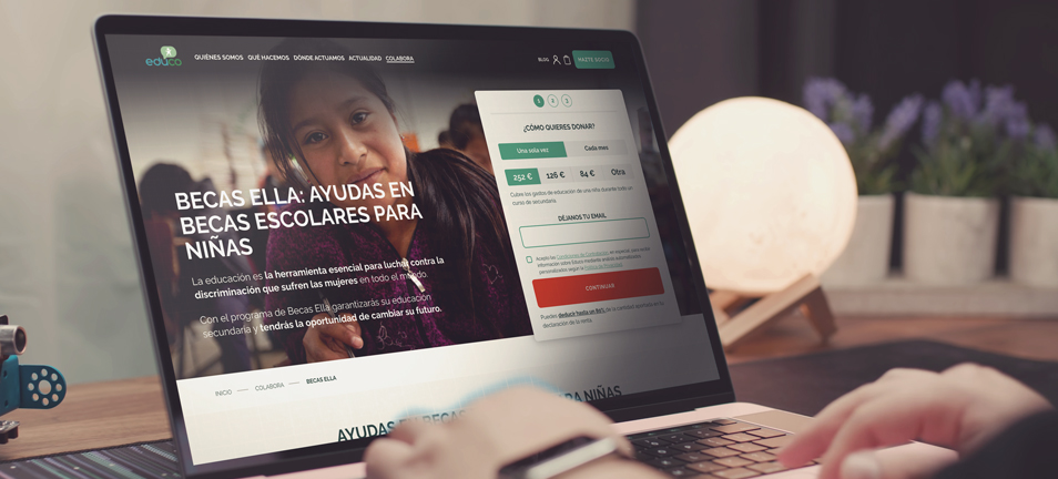 Persona consultando Becas para Ella en la web de Educo