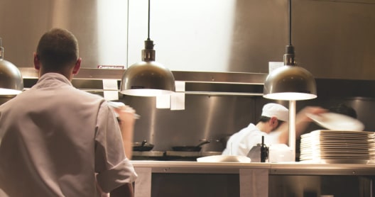 Imagen de un hombre trabajando en una cocina de restaurante
