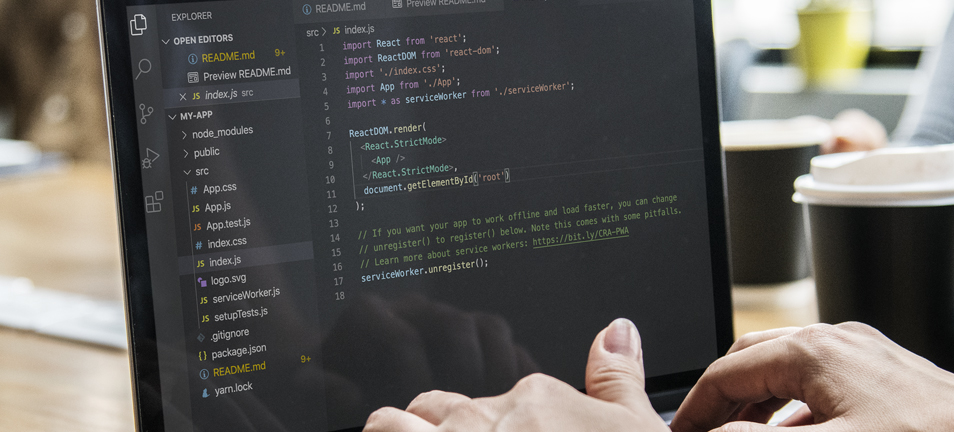 Desarrollador trabajando con React